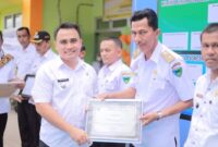 Camat Batang Kapas Denny Anggara ( kiri). Foto: Prokopim Setdakab Pesisir Selatan 