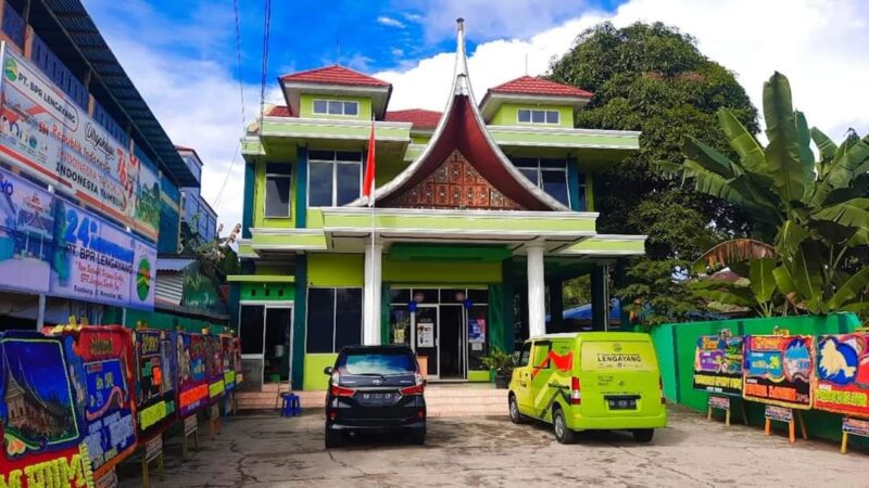 Kantor Pusat BPR Lengayang di Pasar Kambang, Kecamatan Lengayang, Kabupaten Pesisir Selatan.