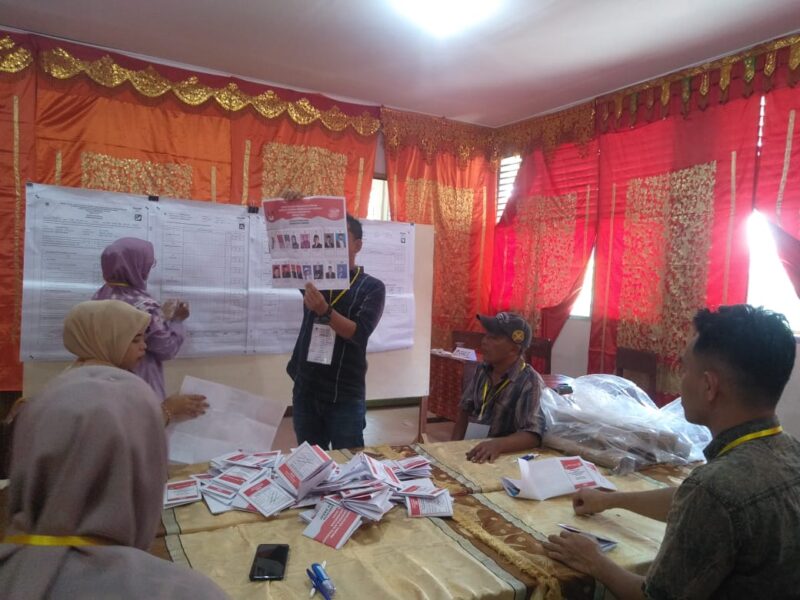 Perhitungan suara PSU DPD RI dapil Sumbar di salah satu TPS di Pesisir Selatan 