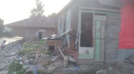 Salah satu rumah warga yang rusak akibat banjir bandang yang melanda Kampung Batu Bala, Nagari Ganting Mudik Utara Surantih, Kecamatan Sutera pada awal Maret 2024 lalu. Foto: Joni Darma Fitra/bandasapuluah.com