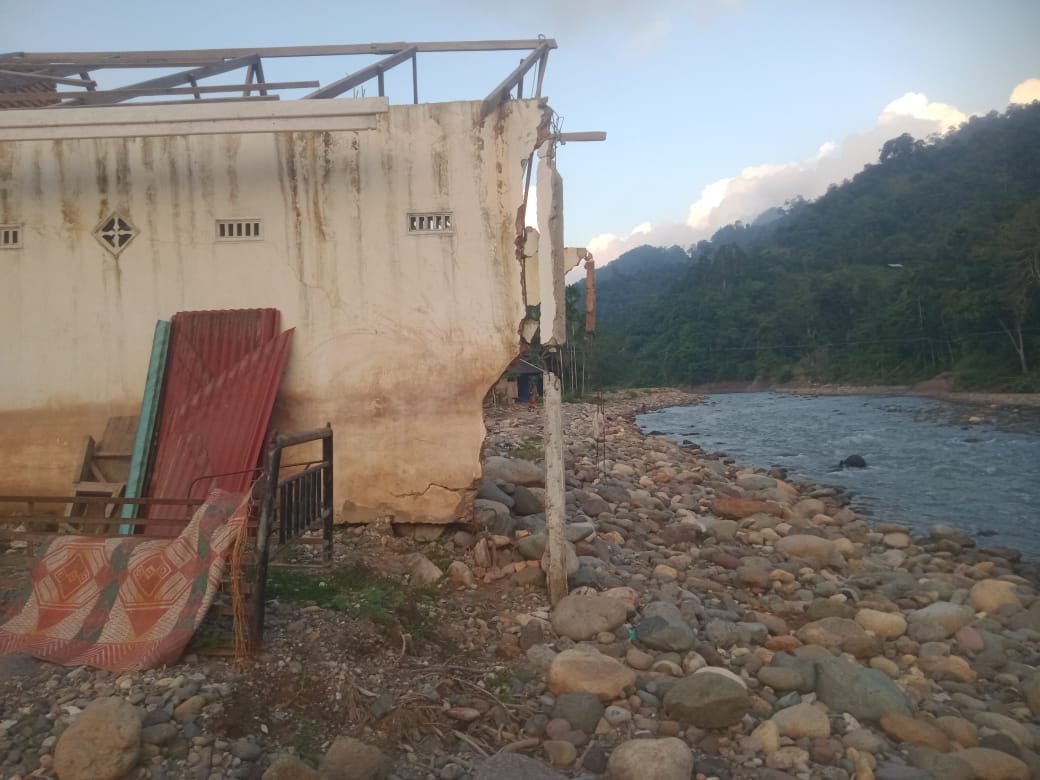 Salah satu rumah warga yang rusak akibat banjir bandang yang melanda Kampung Batu Bala, Nagari Ganting Mudik Utara Surantih, Kecamatan Sutera pada awal Maret 2024 lalu. Foto: Joni Darma Fitra/bandasapuluah.com