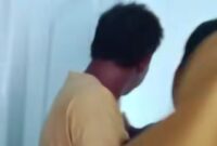 Tangkapan layar video viral oknum wali nagari di Pesisir Selatan yang Digrebek warga, ia diduga berselingkuh dengan istri sah orang lain