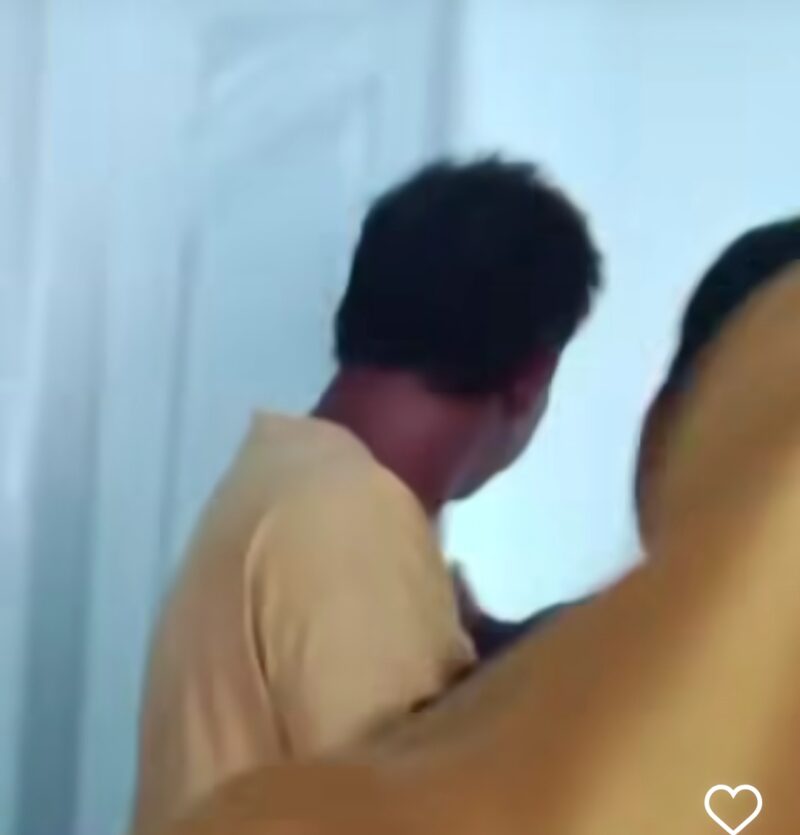 Tangkapan layar video viral oknum wali nagari di Pesisir Selatan yang Digrebek warga, ia diduga berselingkuh dengan istri sah orang lain