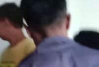 Tangkapan layar video viral oknum wali nagari di Pesisir Selatan yang digrebek warga, ia diduga berselingkuh dengan istri sah orang lain
