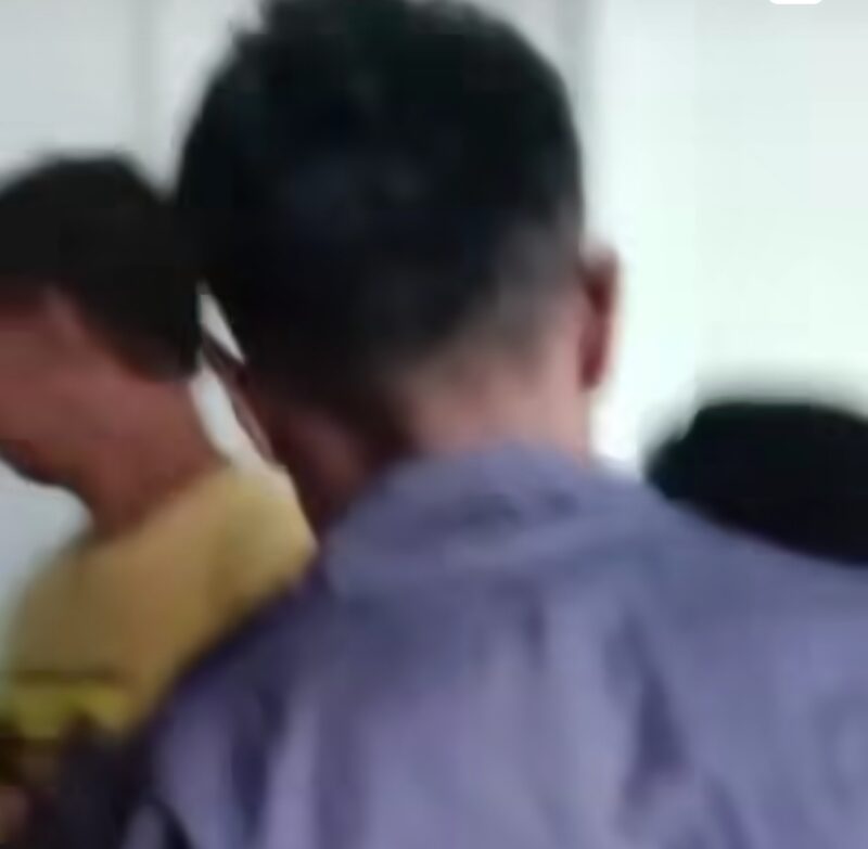 Tangkapan layar video viral oknum wali nagari di Pesisir Selatan yang digrebek warga, ia diduga berselingkuh dengan istri sah orang lain