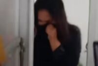 Tangkapan layar video viral oknum wali nagari di Pesisir Selatan yang digrebek warga, ia diduga berselingkuh dengan istri sah orang lain
