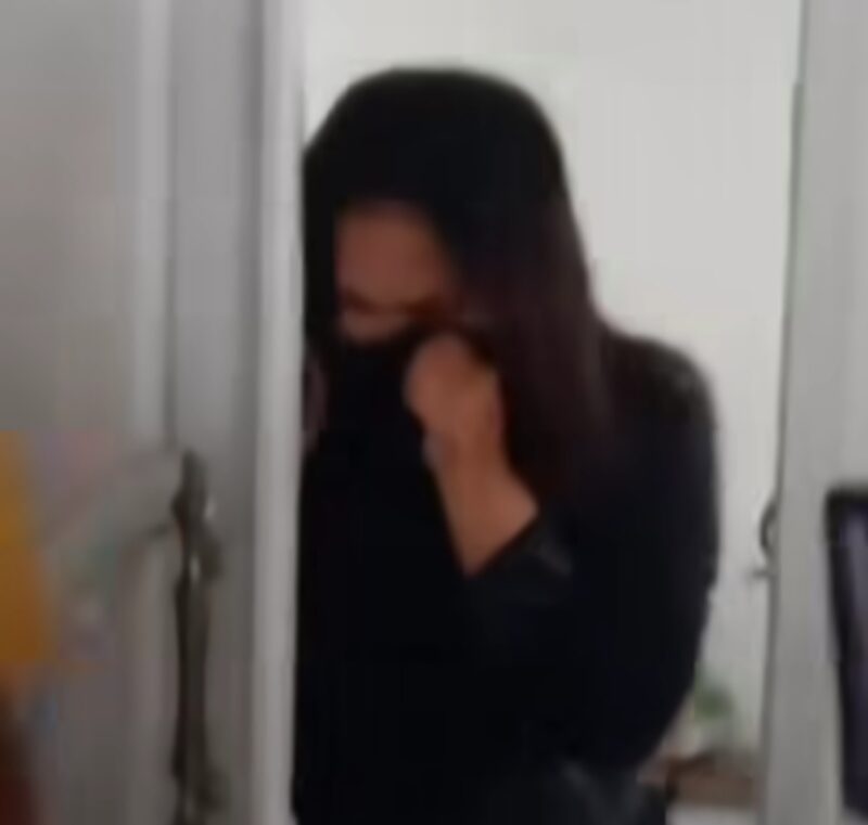 Tangkapan layar video viral oknum wali nagari di Pesisir Selatan yang digrebek warga, ia diduga berselingkuh dengan istri sah orang lain