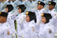 Raidzaky Rafifaldrie (sebelah kiri) saat bertugas menjadi paskibraka di IKN