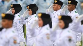 Raidzaky Rafifaldrie (sebelah kiri) saat bertugas menjadi paskibraka di IKN