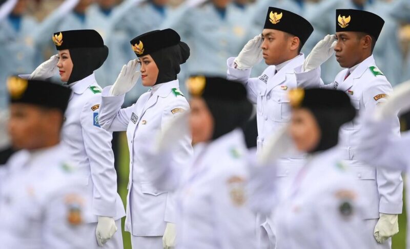 Raidzaky Rafifaldrie (sebelah kiri) saat bertugas menjadi paskibraka di IKN