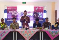 Ketua Komisi Pemilihan Umum (KPU) Kabupaten Pesisir Selatan Aswandi (berdiri)