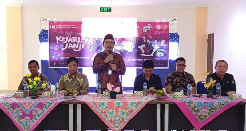 Ketua Komisi Pemilihan Umum (KPU) Kabupaten Pesisir Selatan Aswandi (berdiri)