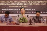 Ketua KPU Pessel Aswandi (tengah)