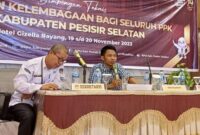 Anggota KPU Pessel Syafrijal Chan (kanan)