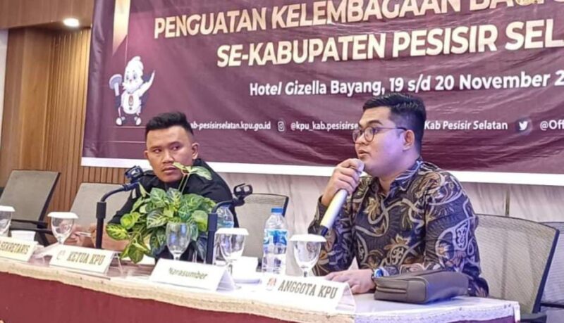 Anggota Komisi Pemilihan Umum (KPU) Kabupaten Pesisir Selatan Dede Desmana (kanan)