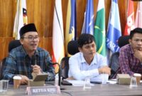 Ketua Komisi Pemilihan Umum (KPU) Kabupaten Pesisir Selatan Aswandi (Kiri)