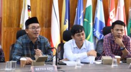 Ketua Komisi Pemilihan Umum (KPU) Kabupaten Pesisir Selatan Aswandi (Kiri)