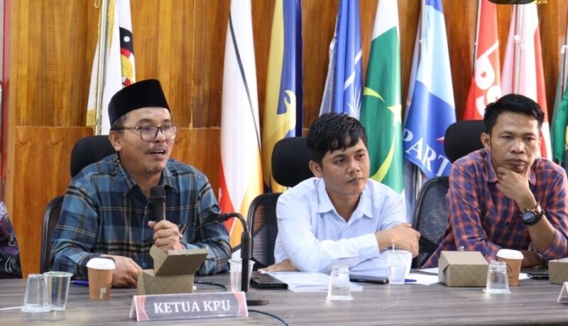 Ketua Komisi Pemilihan Umum (KPU) Kabupaten Pesisir Selatan Aswandi (Kiri)