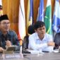Ketua Komisi Pemilihan Umum (KPU) Kabupaten Pesisir Selatan Aswandi (Kiri)