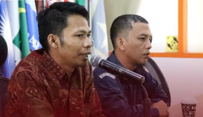 Anggota KPU Pessel Syafrijal Chan (kiri)