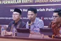 Koordinator Divisi Teknik Penyelenggara KPU Pessel Syafrijal Chan (tengah)