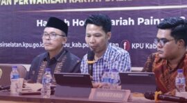 Koordinator Divisi Teknik Penyelenggara KPU Pessel Syafrijal Chan (tengah)