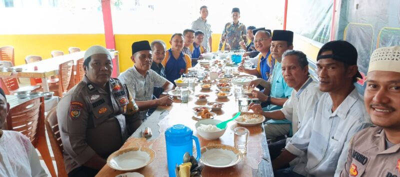Kapolres Pesisir Selatan AKBP Nurhadiansyah, S.I.K bersilahturahmi dan makan siang bersama sejumlah tokoh masyarakat dan Niniak Mamak di Kec. Koto Tarusan