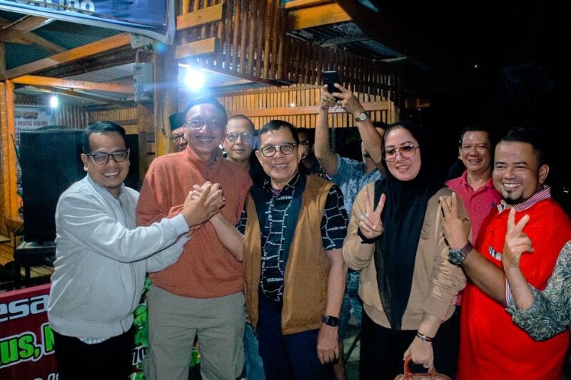 Bupati Pesisir Selatan periode 1995-2005 Darizal Basir bersama pasangan calon bupati dan wakil bupati Pessel nomor urut 2 Hendrajoni dan Risnaldi Ibrahim 