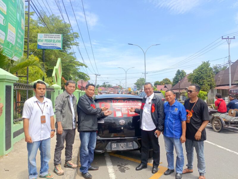 Bupati Pesisir Selatan Rusma Yul Anwar didampingi Ketua PWI Pesisir Selatan bersama Direktur PT Negeri Sejuta Pesona (RC Drive) Dr Rodi Chandra dan jajaran saat peluncuran RC Drive 