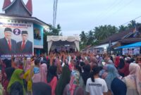 Pasangan Calon Bupati dan Wakil Bupati Pesisir Selatan nomor urut 2 Hendrajoni-Risnaldi Ibrahim saat berkampanye di Koto Baru, Kambang, Lengayang.