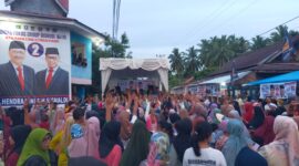 Pasangan Calon Bupati dan Wakil Bupati Pesisir Selatan nomor urut 2 Hendrajoni-Risnaldi Ibrahim saat berkampanye di Koto Baru, Kambang, Lengayang.