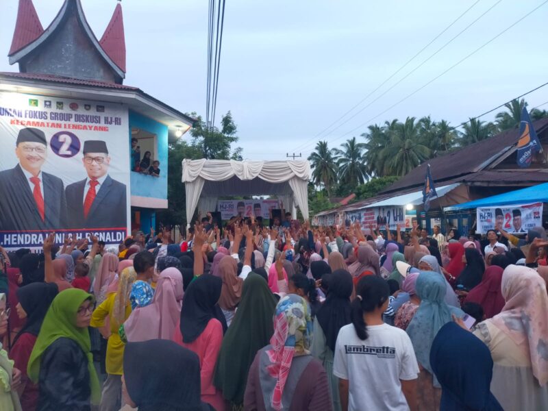 Pasangan Calon Bupati dan Wakil Bupati Pesisir Selatan nomor urut 2 Hendrajoni-Risnaldi Ibrahim saat berkampanye di Koto Baru, Kambang, Lengayang.