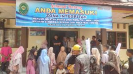 Masyarakat beserta keluarga tersangka kasus perusakan di Pasir Alai mendatangi kantor Pengadilan Negeri Painan untuk meminta keadilan terkait kasus tersebut.