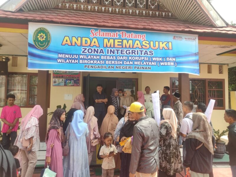 Masyarakat beserta keluarga tersangka kasus perusakan di Pasir Alai mendatangi kantor Pengadilan Negeri Painan untuk meminta keadilan terkait kasus tersebut.