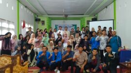 Ketua Bawaslu Pesisir Selatan Afriki foto bersama pengurus HMI Komisariat Tarbiyah Cabang Pesisir Selatan dalam acara Seminar Publik di STAI Balai Salasa, Rabu (13/11/2024)