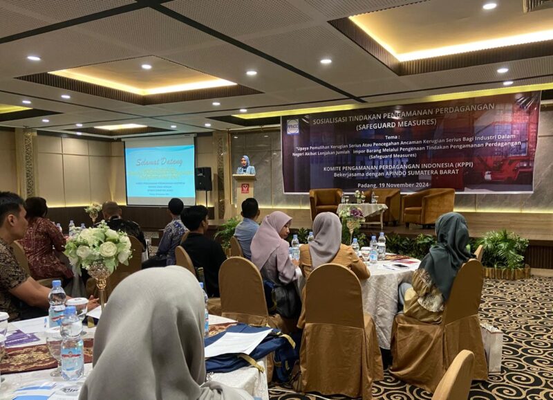 KPPI dan APINDO Sumbar menggelar sosialisasi pengamanan perdagangan di Hotel Pangeran Beach, Selasa (19/11/2024)