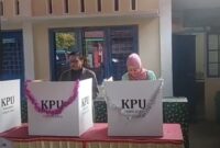 Calon Bupati Pesisir Selatan nomor urut 2 Hendrajoni bersama sang istri Lisda Hendrajoni menggunakan hak pilihnya di TPS 2 Painan Timur, Rabu (27/11/2024)