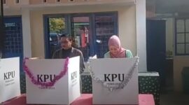 Calon Bupati Pesisir Selatan nomor urut 2 Hendrajoni bersama sang istri Lisda Hendrajoni menggunakan hak pilihnya di TPS 2 Painan Timur, Rabu (27/11/2024)