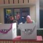 Calon Bupati Pesisir Selatan nomor urut 2 Hendrajoni bersama sang istri Lisda Hendrajoni menggunakan hak pilihnya di TPS 2 Painan Timur, Rabu (27/11/2024)