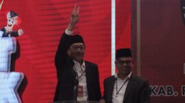 Pasangan Calon Bupati dan Wakil Bupati Pesisir Selatan nomor urut 2 Hendrajoni-Risnaldi Ibrahim saat tampil di Debat Publik Kedua Pilkada Pessel 2024, Kamis (14/11/2024)