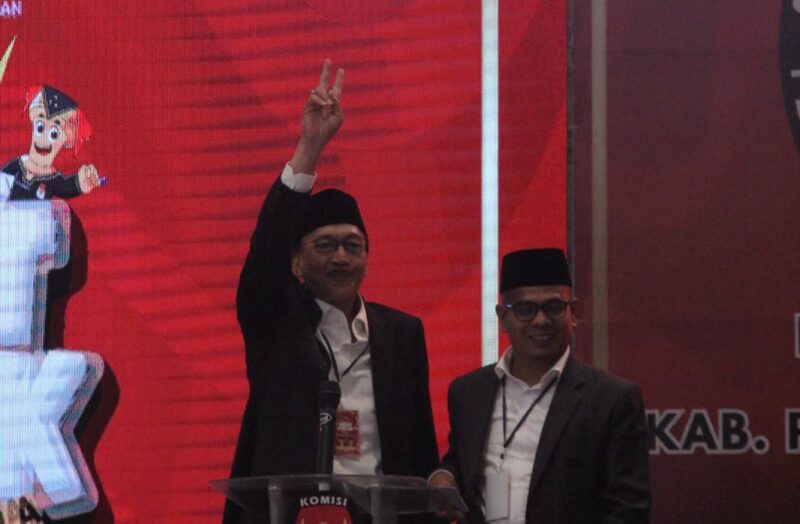 Pasangan Calon Bupati dan Wakil Bupati Pesisir Selatan nomor urut 2 Hendrajoni-Risnaldi Ibrahim saat tampil di Debat Publik Kedua Pilkada Pessel 2024, Kamis (14/11/2024)