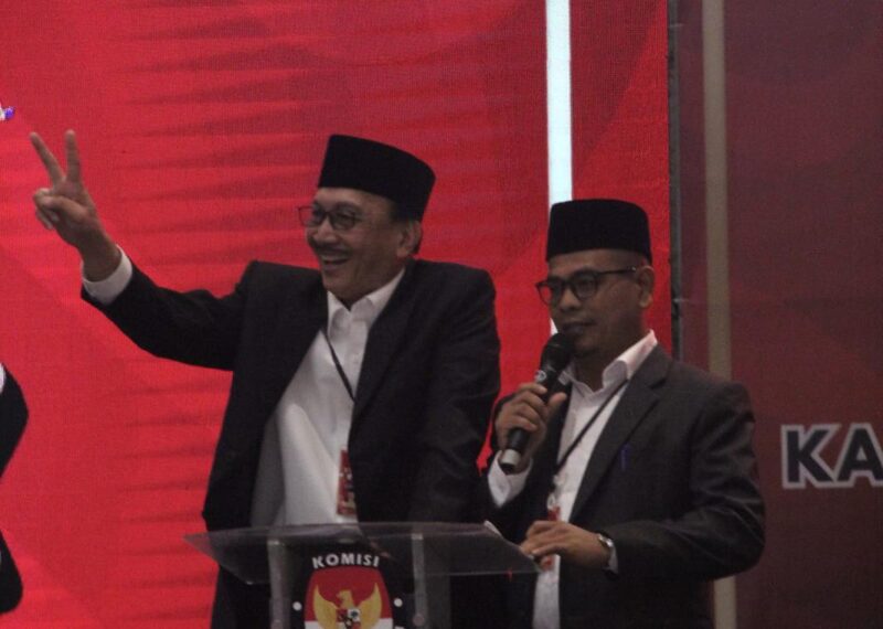 Pasangan Calon Bupati dan Wakil Bupati Pesisir Selatan nomor urut 2 Hendrajoni-Risnaldi Ibrahim saat tampil di Debat Publik Kedua  Pilkada Pessel 2024, Kamis (14/11/2024)