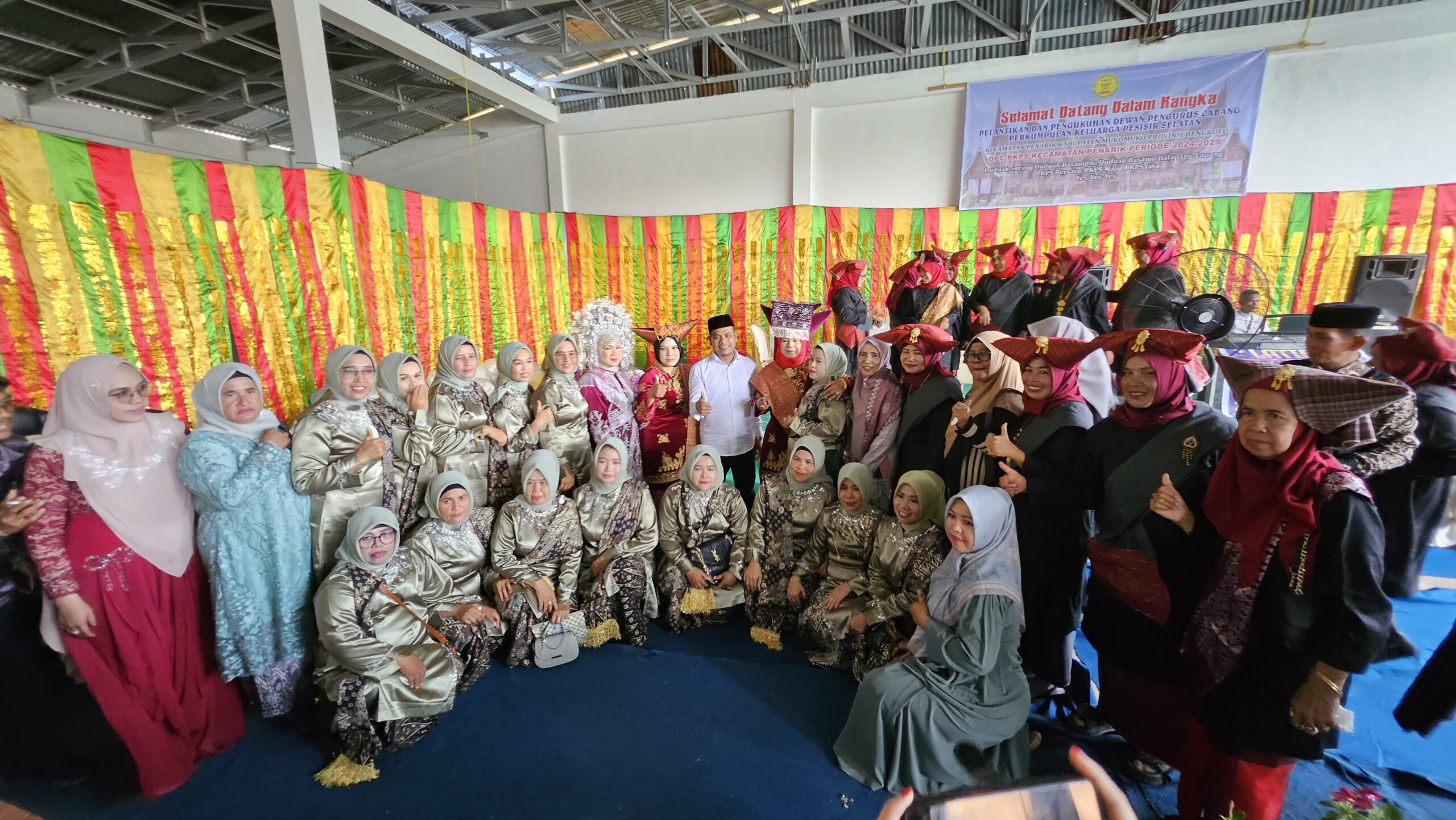 Wakil Bupati Pesisir Selatan terpilih Risnaldi Ibrahim saat foto bersama dengan pengurus PKPS Penarik, Kabupaten Muko-muko, Provinsi Bengkulu, Ahad (8/12/2024).