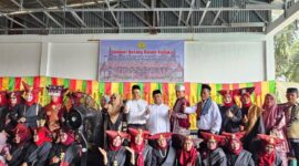 Wakil Bupati Pesisir Selatan terpilih Risnaldi Ibrahim saat foto bersama dengan pengurus PKPS Penarik, Kabupaten Muko-muko, Provinsi Bengkulu, Ahad (8/12/2024).