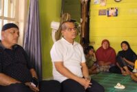 Risnaldi Ibrahim mengunjungi langsung rumah korban yang pergi melaut di Muaro Kandis, Kecamatan Linggo Sari Baganti, Senin (9/11/2024)