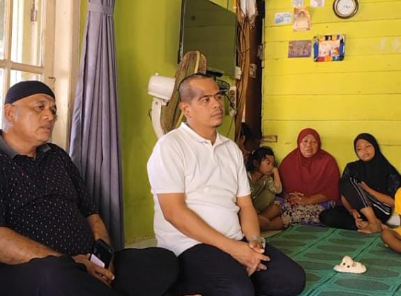 Risnaldi Ibrahim mengunjungi langsung rumah korban yang pergi melaut di Muaro Kandis, Kecamatan Linggo Sari Baganti, Senin (9/11/2024)
