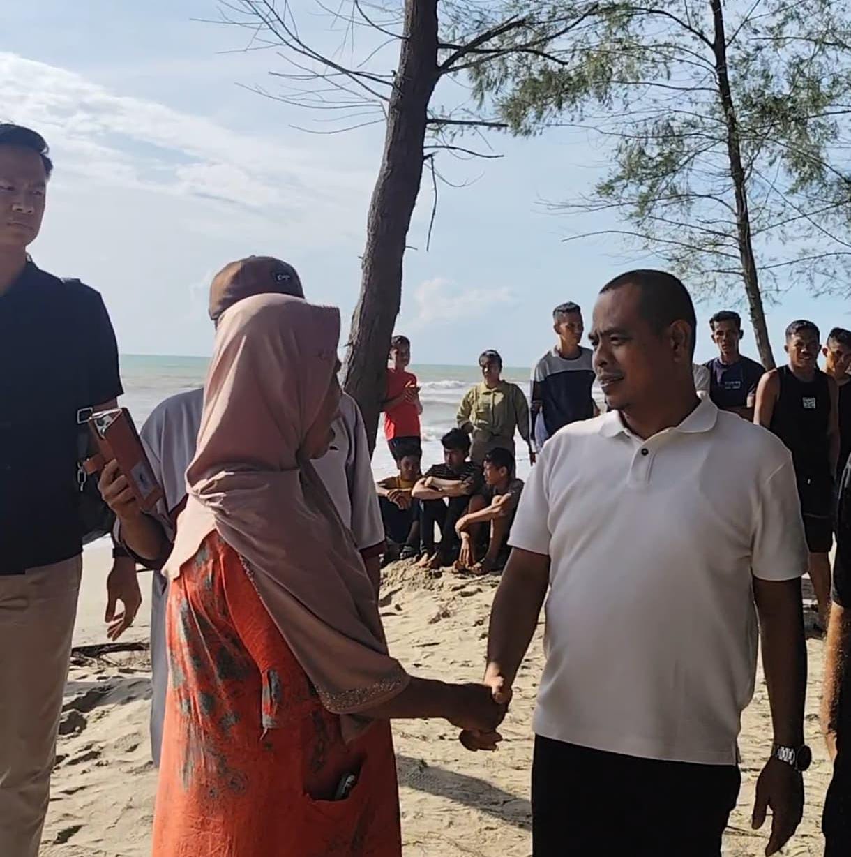 Risnaldi Ibrahim saat memantau lokasi pencarian di pesisir Pantai Muaro Kandis, Kecamatan Linggo Sari Baganti tempat kedua korban diduga hilang, Senin (9/11/2024)