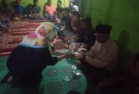 Tenaga Ahli Lisda Hendrajoni, Vera Indraniawati menyerahkan bantuan dari Hendrajoni dan Lisda Hendrajoni untuk keluarga korban nelayan yang hanyut di Linggo Sari Baganti 