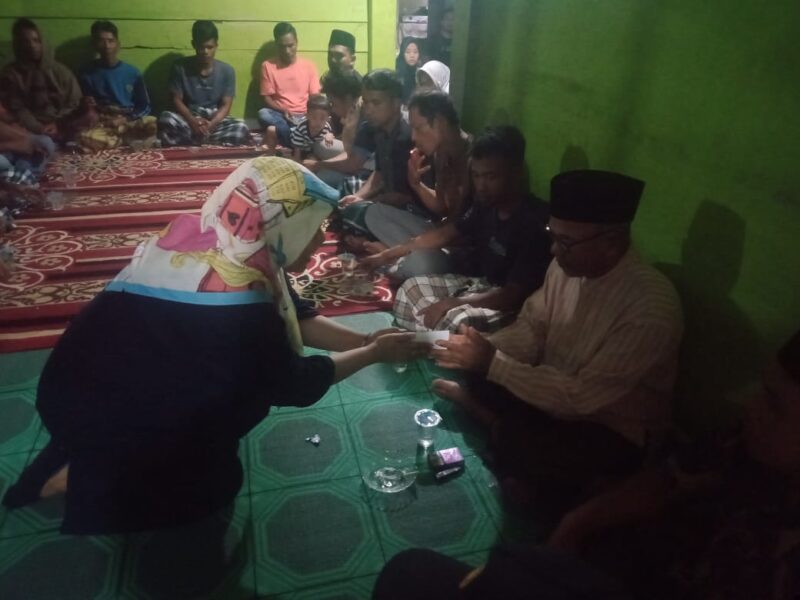 Tenaga Ahli Lisda Hendrajoni, Vera Indraniawati menyerahkan bantuan dari Hendrajoni dan Lisda Hendrajoni untuk keluarga korban nelayan yang hanyut di Linggo Sari Baganti 