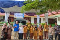 Anggota DPRD Sumatera Barat Zarfi Deson berfoto bersama dengan siswa-i SLB Negeri 1 Lengayang, Sabtu (14/12/2024)